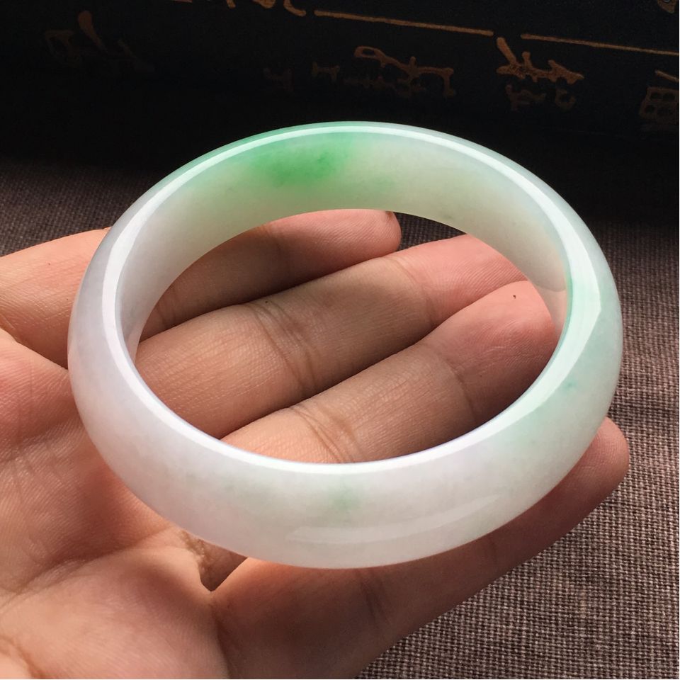 （超值推荐）糯冰种飘绿花手镯（56.3mm）