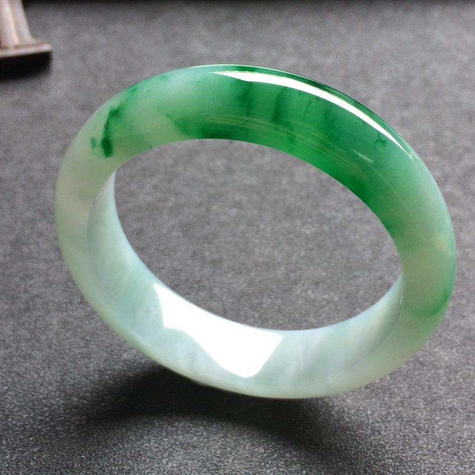 糯冰种飘翠色手镯（53.5mm）