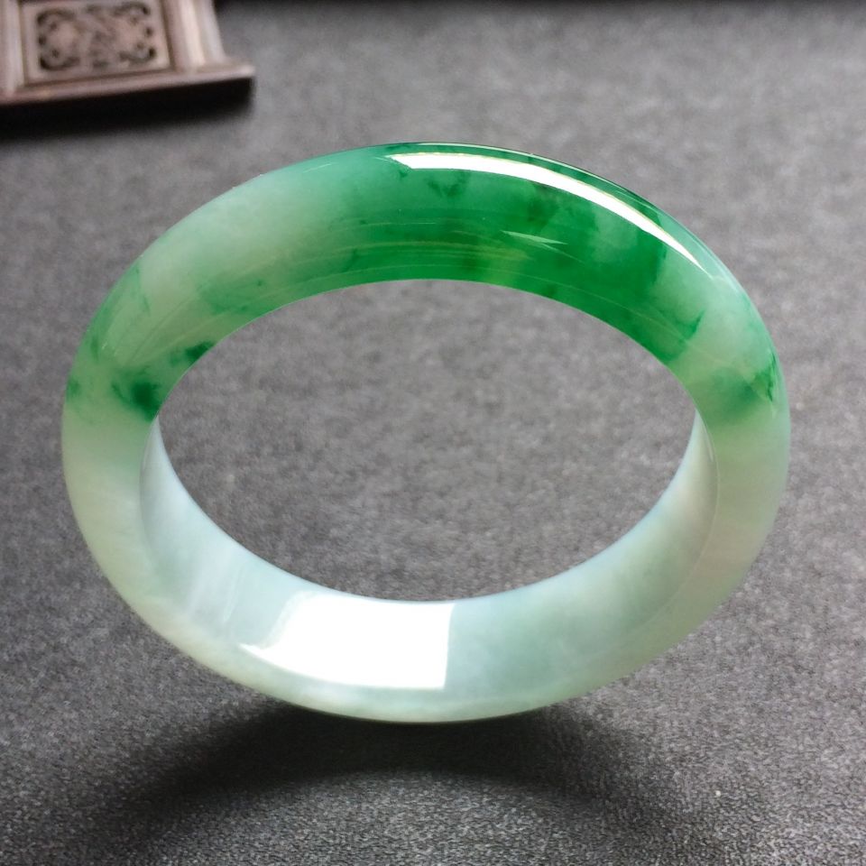 糯冰种飘翠色手镯（53.5mm）