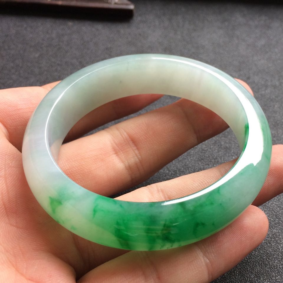 糯冰种飘翠色手镯（53.5mm）