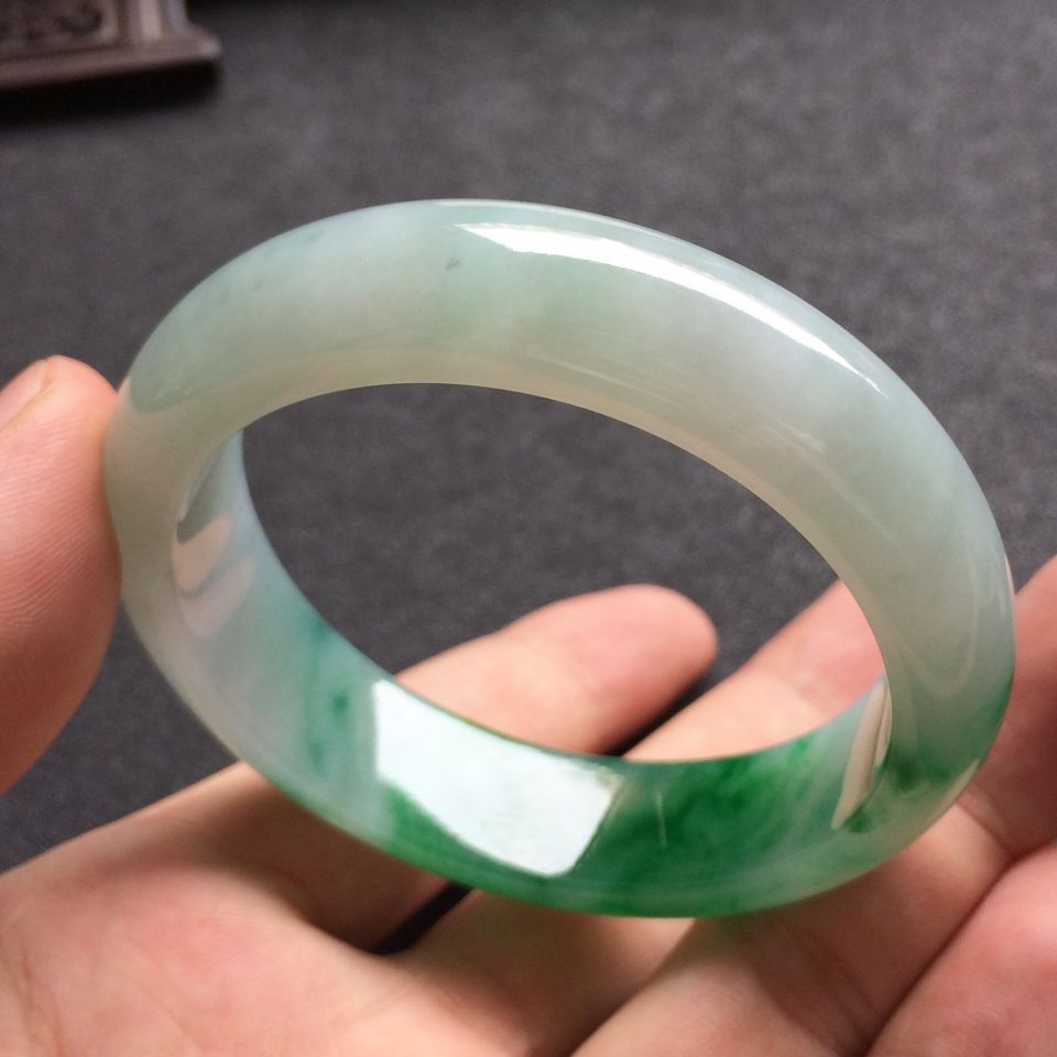 糯冰种飘翠色手镯（53.5mm）