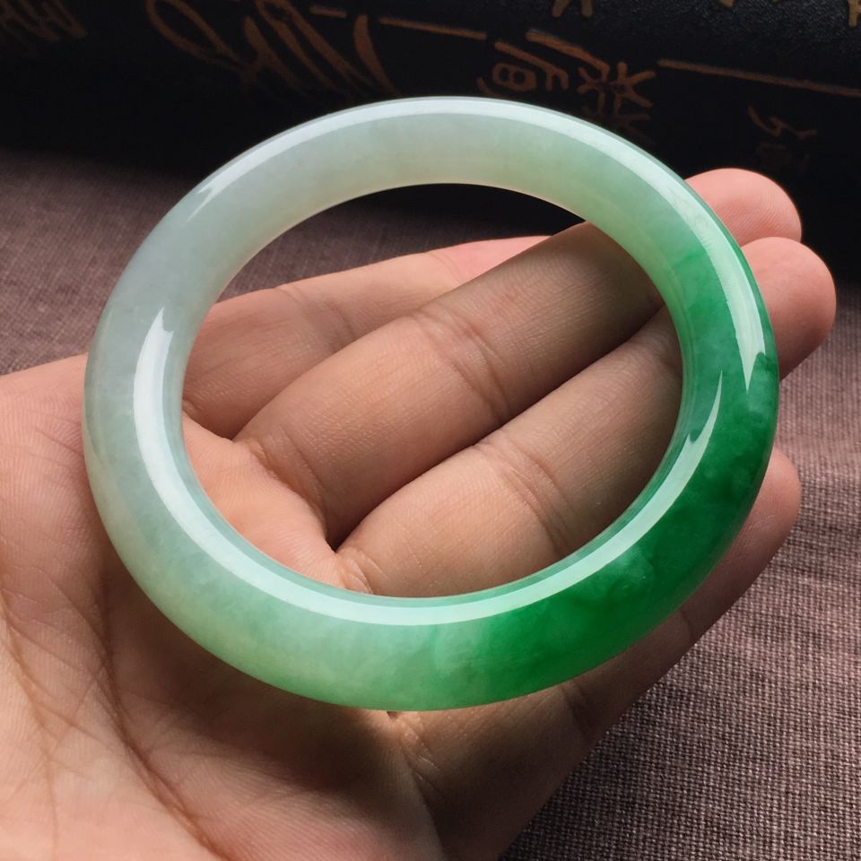 （超值推荐）糯冰种飘阳绿圆条手镯（56mm）