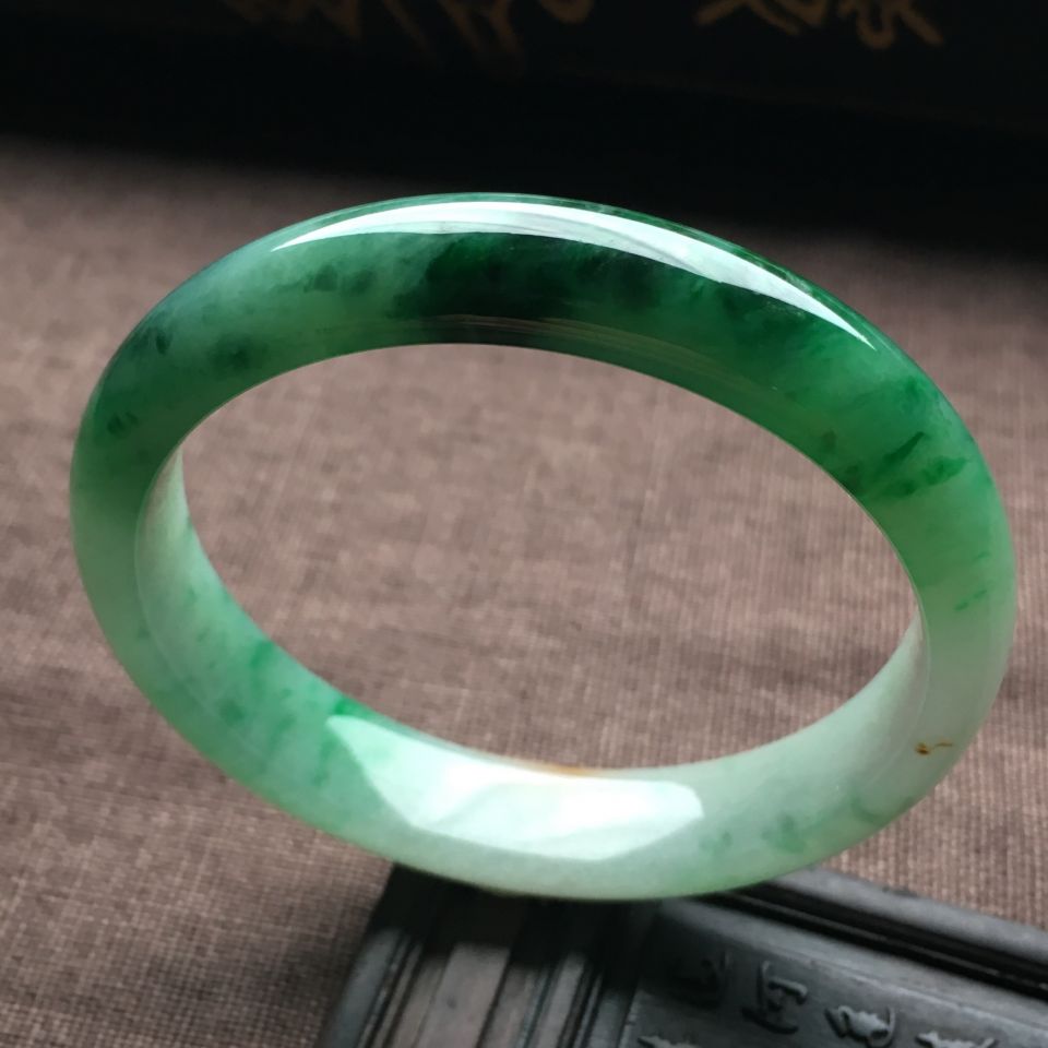 （超值推荐）糯冰种飘花略带黄翡手镯（53.8mm）