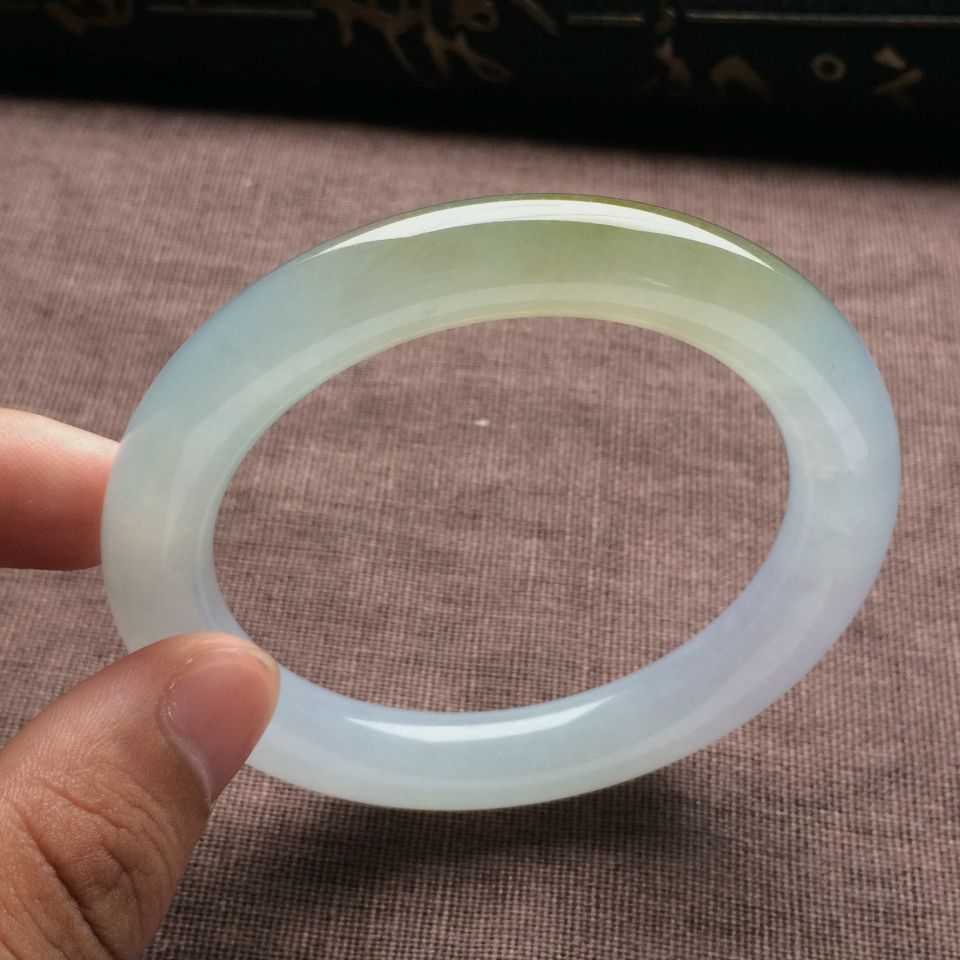 （超值推荐）糯冰种晴水略带黄翡圆条手镯（56mm）