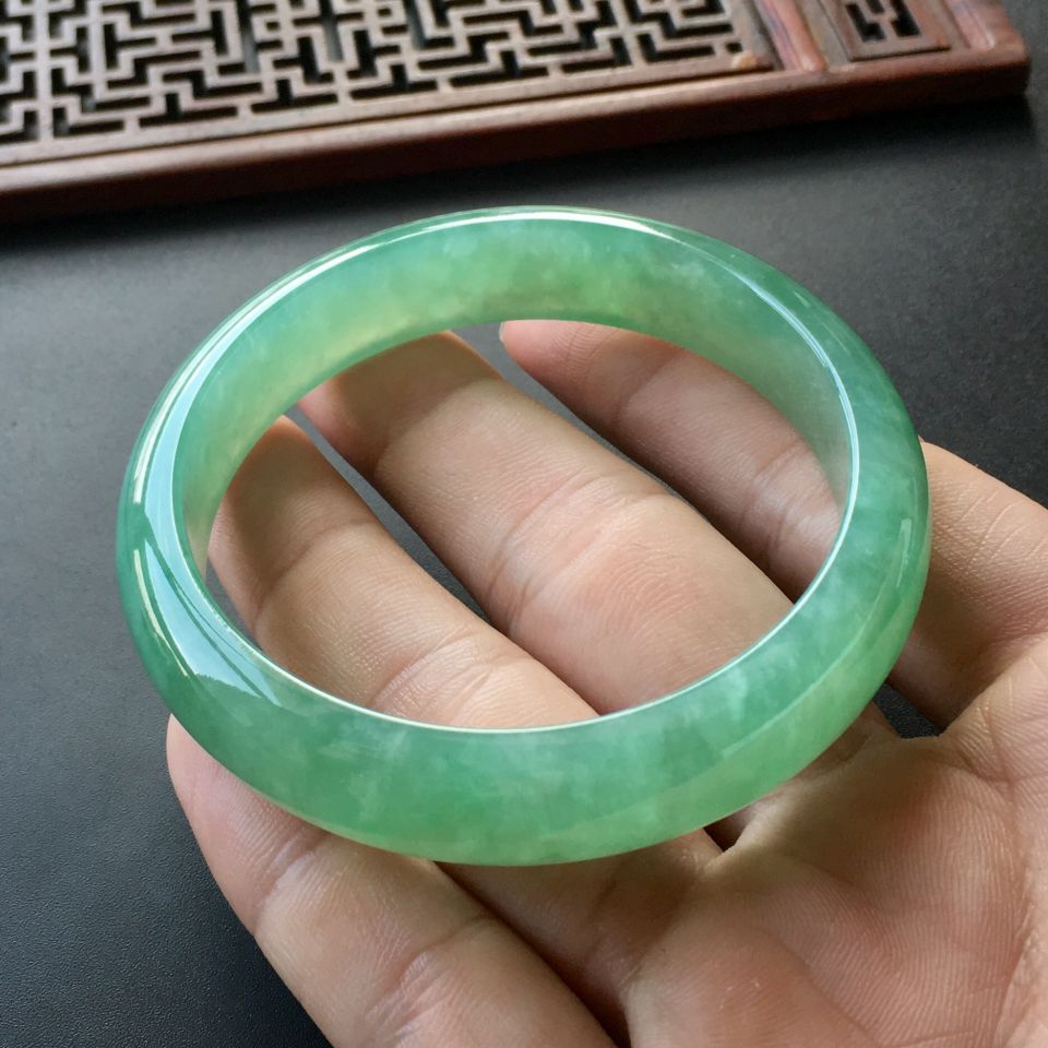 (超值推荐)糯冰种绿晴水手镯(57mm)