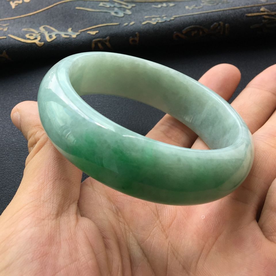 (超值推荐)糯冰种飘翠手镯(58.6mm)