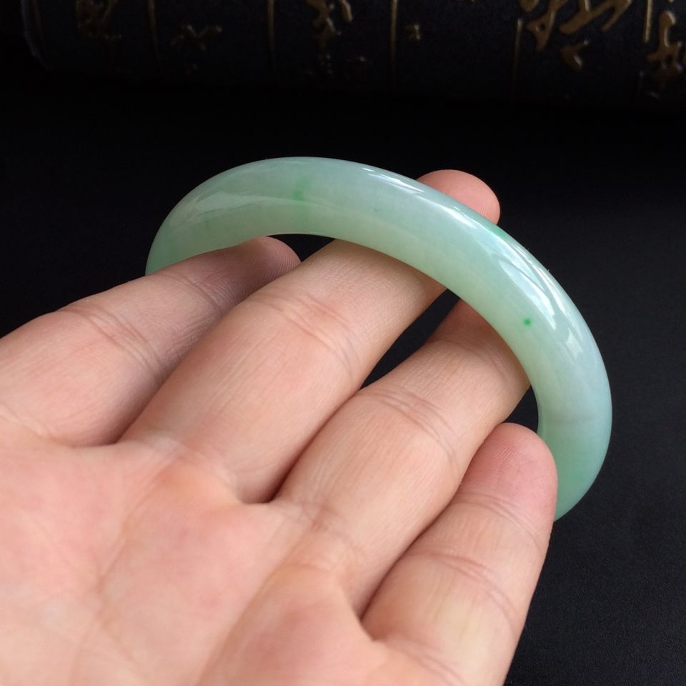 (超值推荐)糯冰种晴水略飘翠圆条手镯(54.6mm)