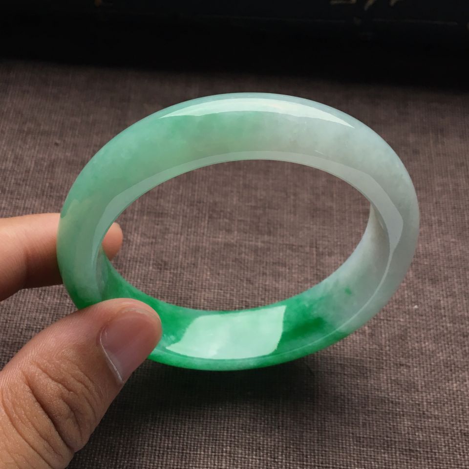 （超值推荐）糯冰种飘阳绿手镯（55.2mm）