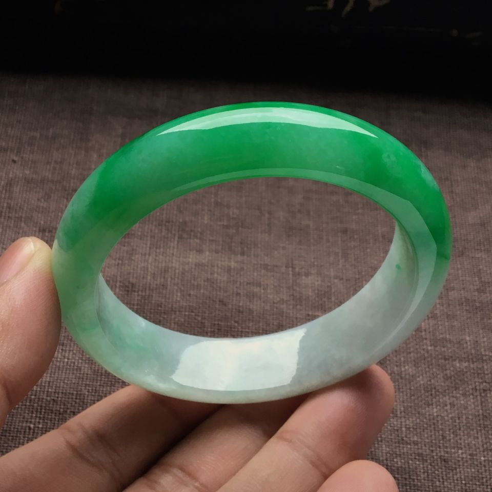 （超值推荐）糯冰种飘阳绿手镯（55.2mm）