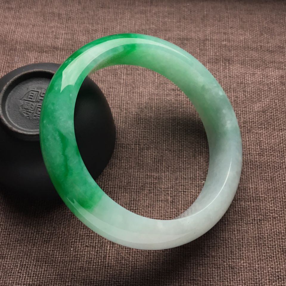 （超值推荐）糯冰种飘阳绿手镯（55.2mm）