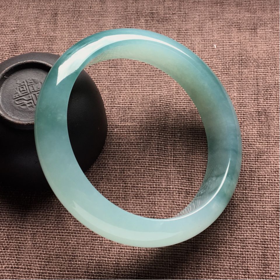 （超值推荐）糯冰种晴水略飘花手镯（57mm）