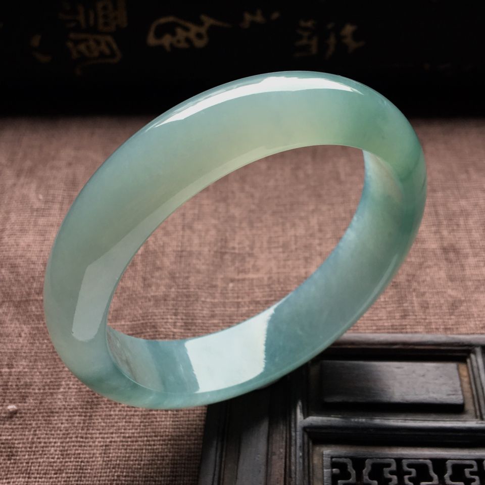 （超值推荐）糯冰种晴水略飘花手镯（57mm）