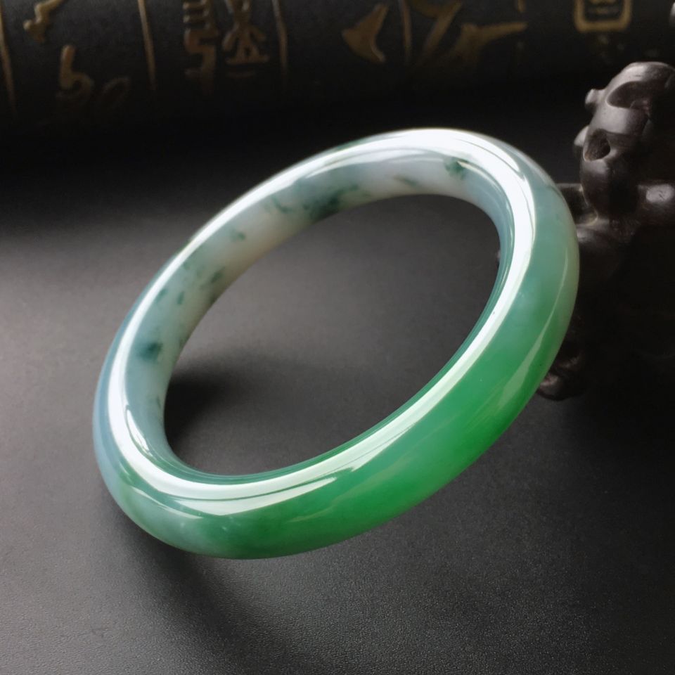 (超值推荐)糯冰种飘花带翠圆条手镯(52.6mm)