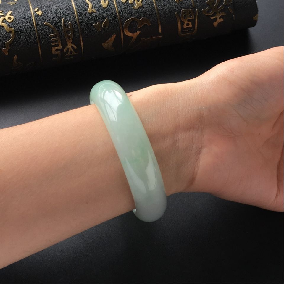 (超值推荐)糯冰种晴水略飘花手镯(57.6mm)