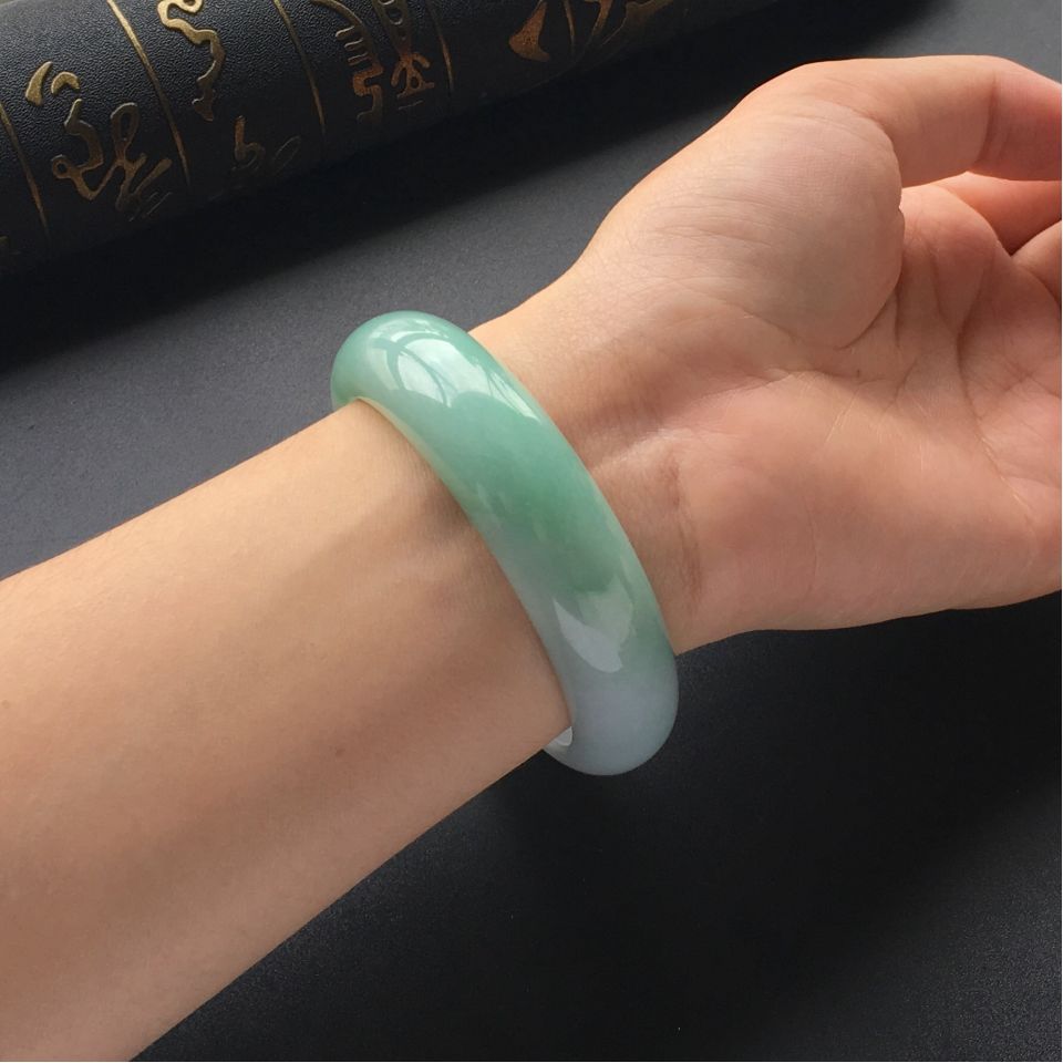 (超值推荐)糯冰种晴水手镯(56.7mm)