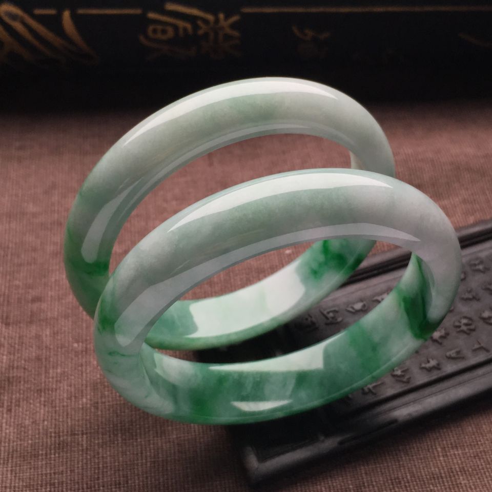 （超值推荐）糯冰种飘翠手镯一对（55.8mm）