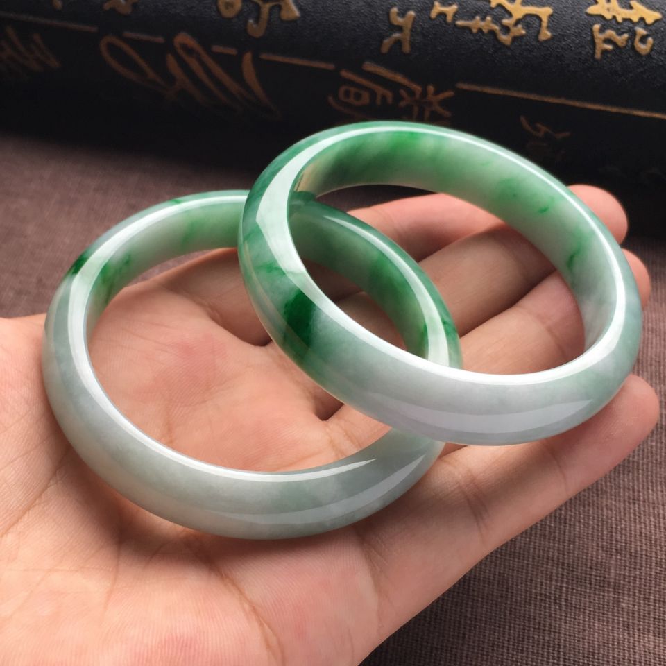 （超值推荐）糯冰种飘翠手镯一对（55.8mm）