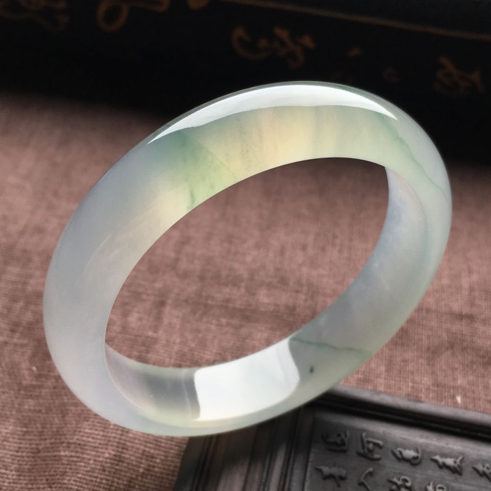 （超值推荐）冰种略飘花手镯（55.2mm）