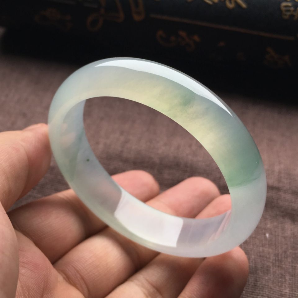 （超值推荐）冰种略飘花手镯（55.2mm）