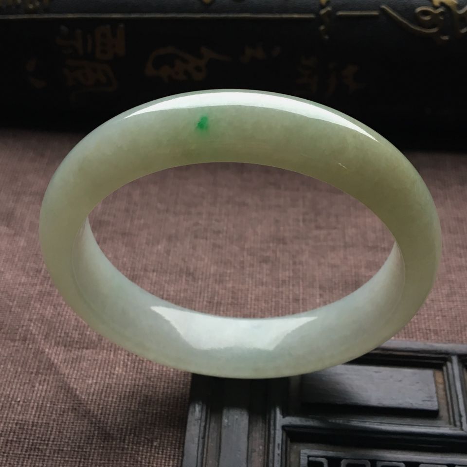 （超值推荐）糯冰种淡晴水略飘翠手镯（57.1mm）