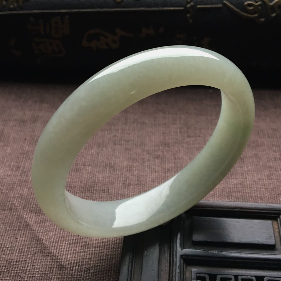 （超值推荐）糯冰种淡晴水略飘翠手镯（57.1mm）