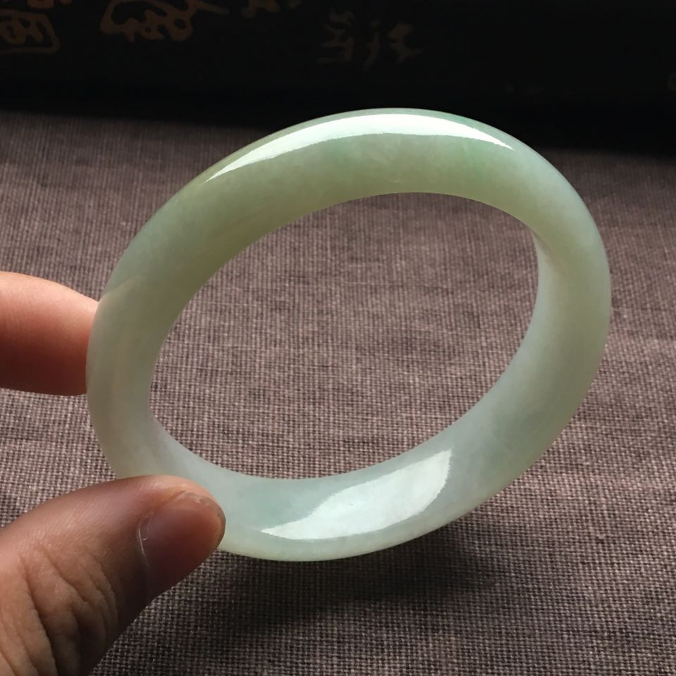 （超值推荐）糯冰种淡晴水略飘翠手镯（57.1mm）