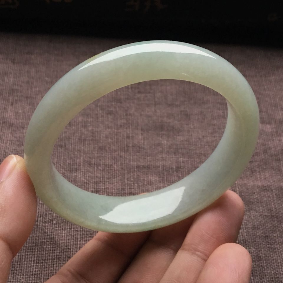（超值推荐）糯冰种淡晴水略飘翠手镯（57.1mm）