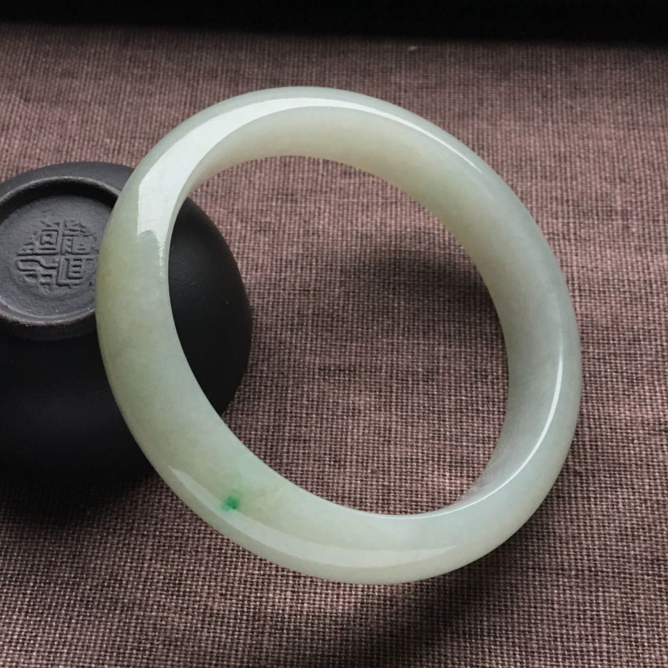 （超值推荐）糯冰种淡晴水略飘翠手镯（57.1mm）