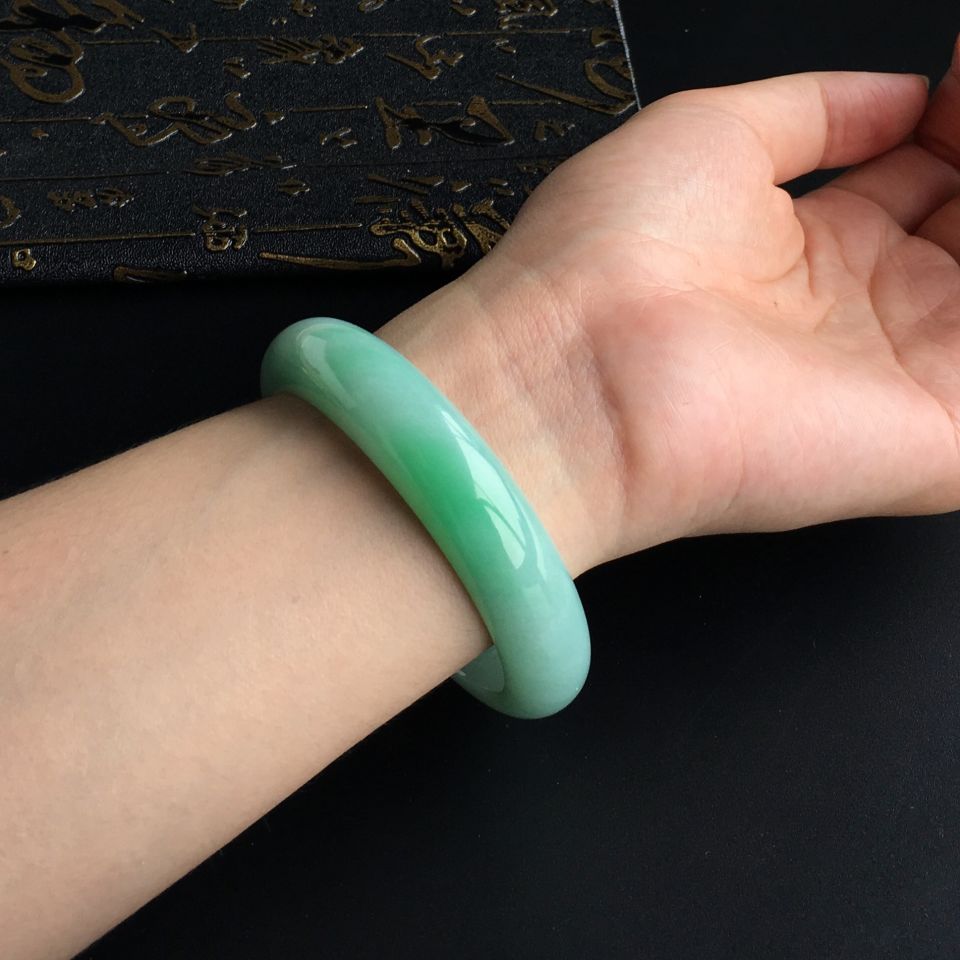 (超值推荐)糯冰种飘翠手镯(56.7mm)