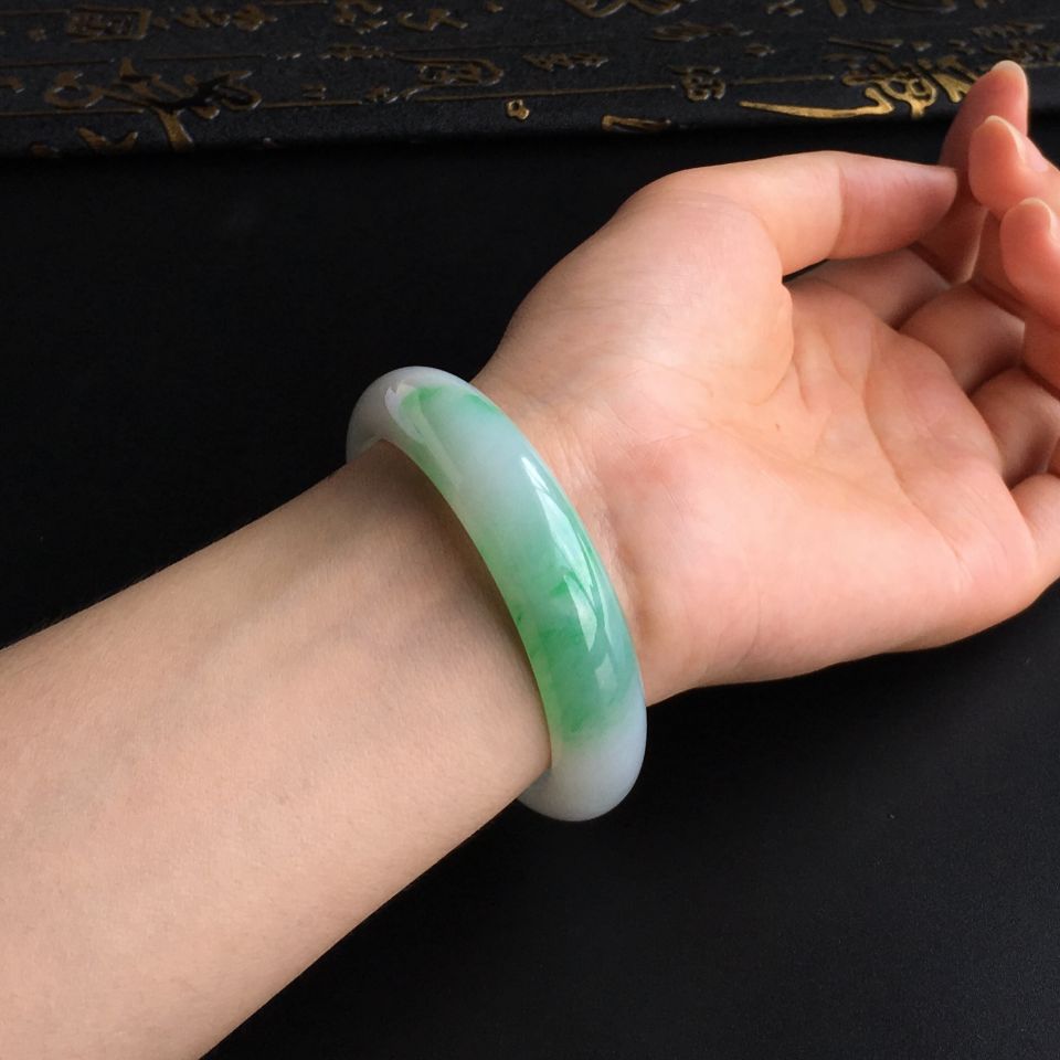 (超值推荐)糯冰种飘翠手镯(55.6mm)