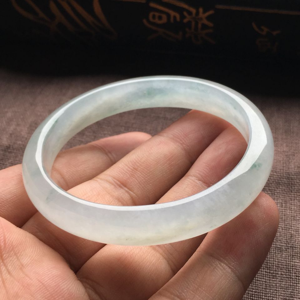 （超值推荐）冰种略飘花贵妃镯（55.8mm-49mm）