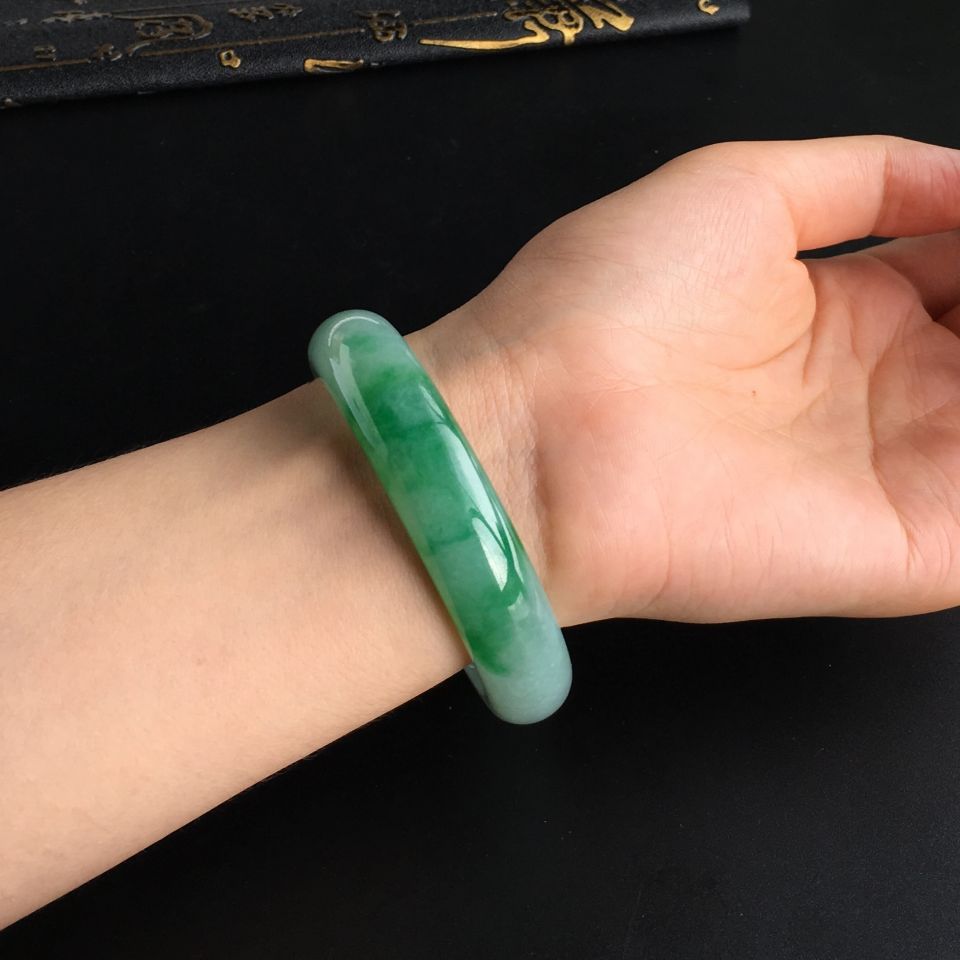 (超值推荐)糯冰种飘翠手镯(56.5mm)