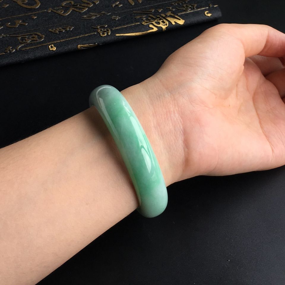 (超值推荐)糯冰种飘翠手镯(56mm)