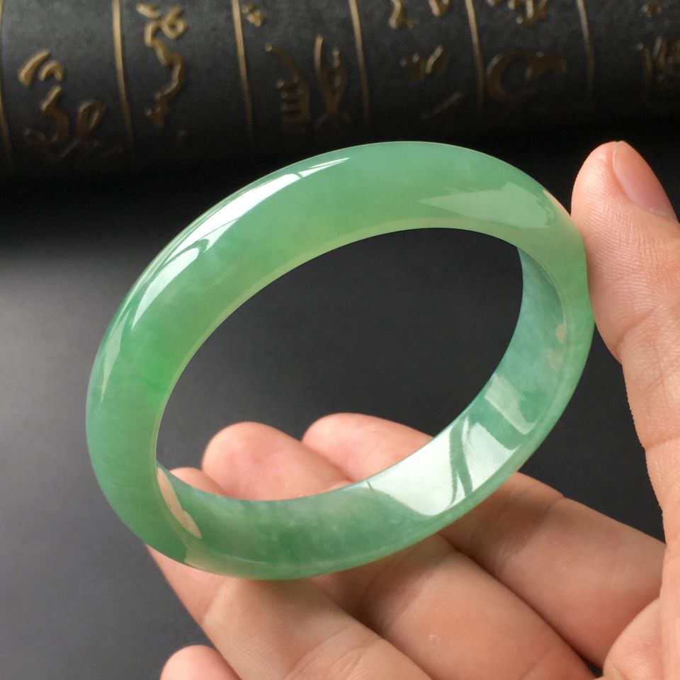 (超值推荐)糯冰种绿晴水手镯(57mm)
