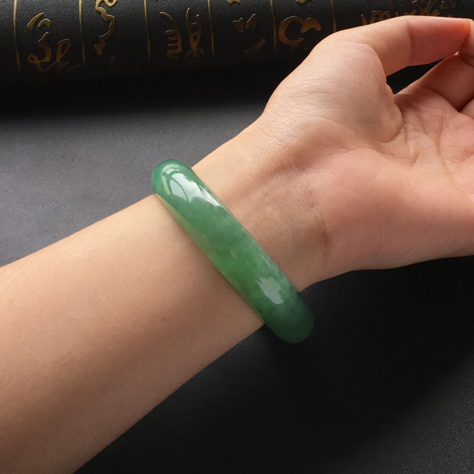 (超值推荐)糯冰种绿晴水手镯(57mm)