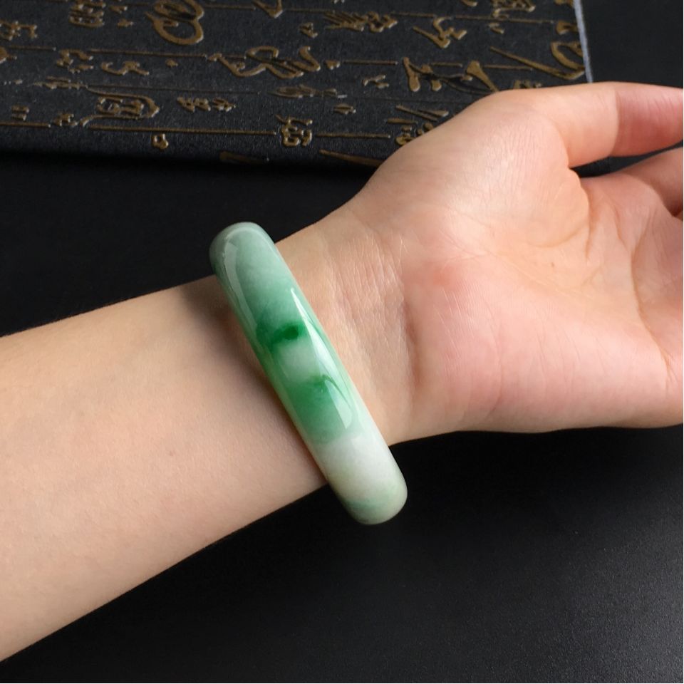 (超值推荐)糯冰种飘翠手镯(57mm)