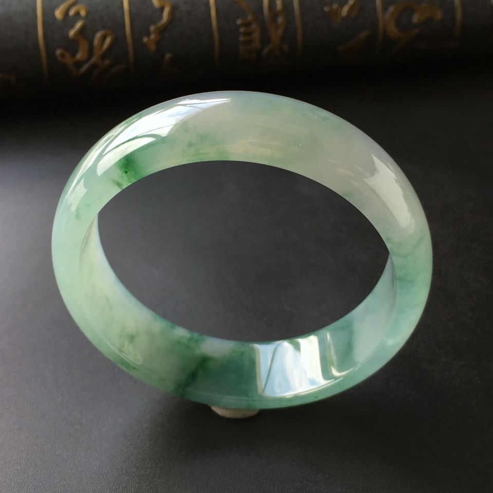(超值推荐)冰种飘绿花手镯(55.8mm)
