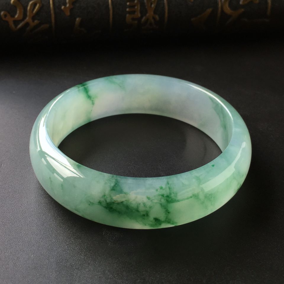(超值推荐)冰种飘绿花手镯(55.8mm)