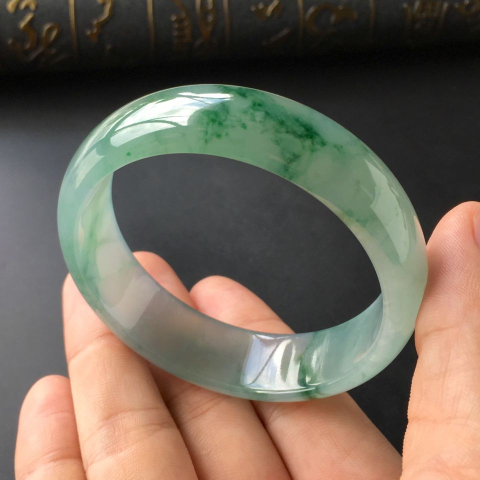 (超值推荐)冰种飘绿花手镯(55.8mm)