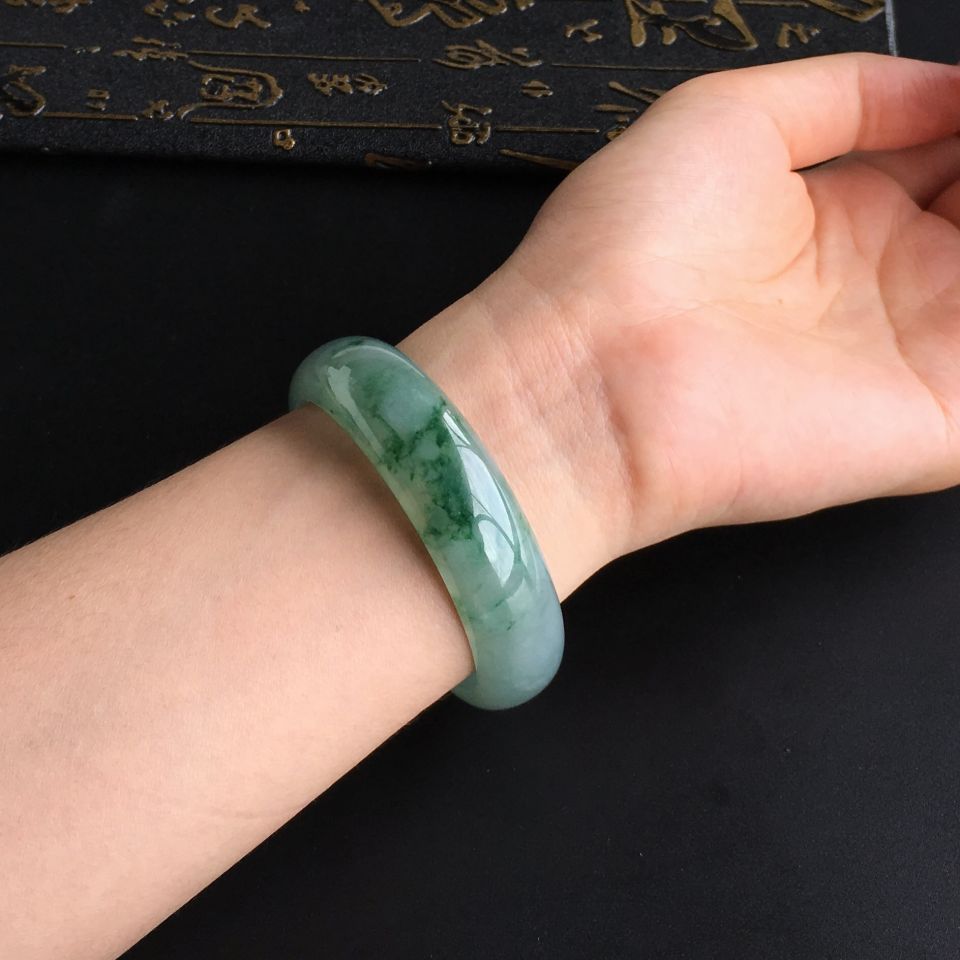 (超值推荐)冰种飘绿花手镯(55.8mm)