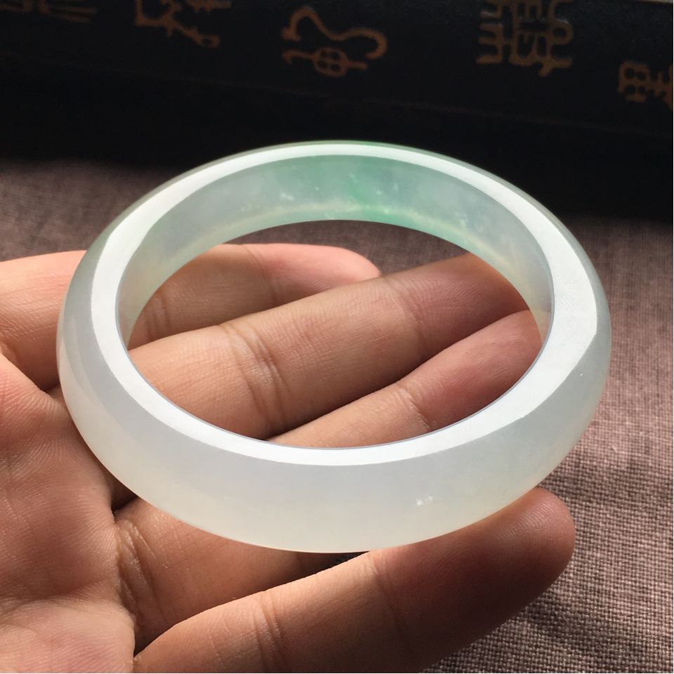 （超值推荐）冰种略飘花手镯（56mm）