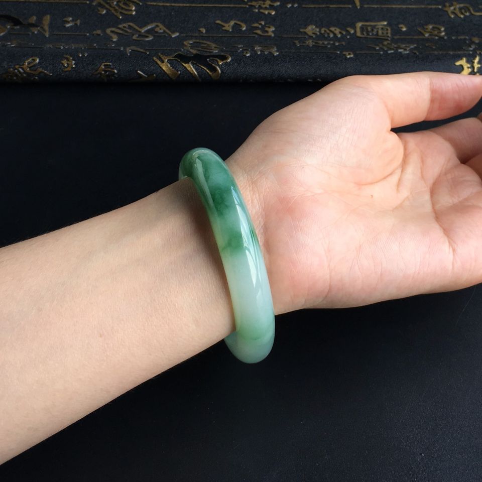(超值推荐)糯冰种飘花手镯(56mm)
