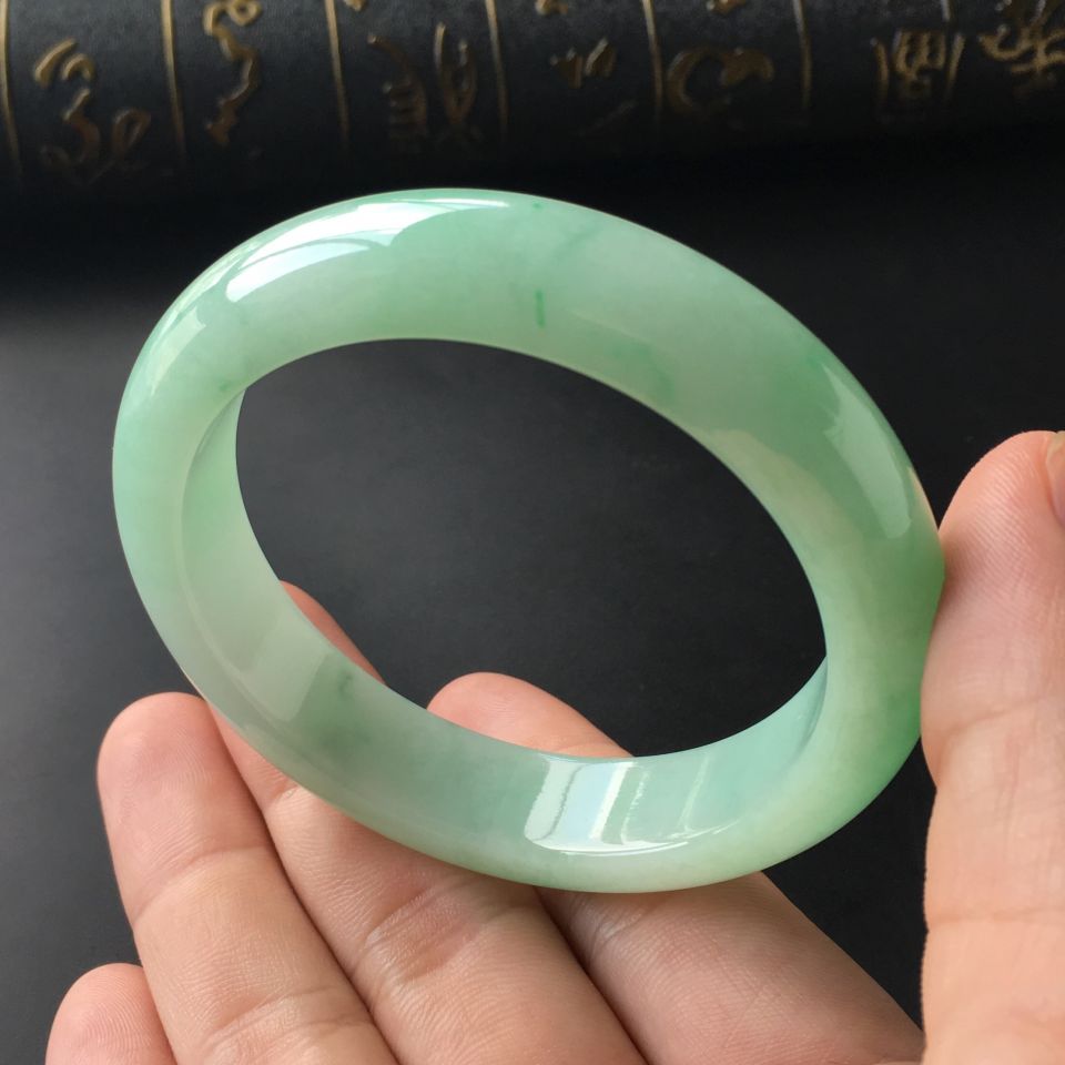 (超值推荐)糯冰种略飘翠手镯(55.6mm)