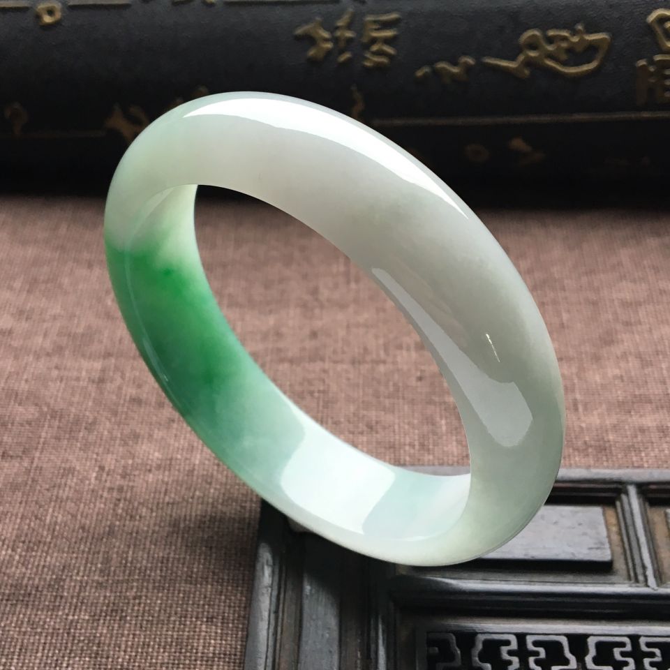 （超值推荐）糯冰种飘绿花手镯（55.2mm）