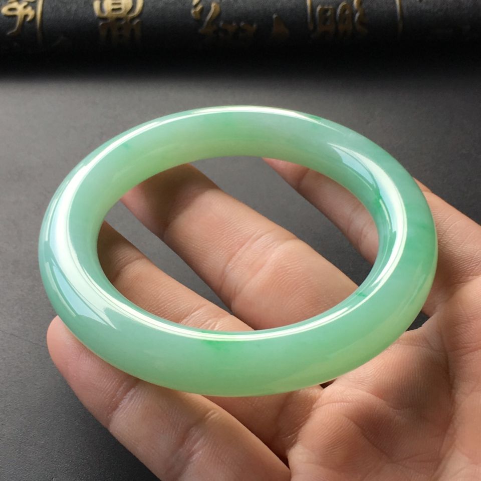 (超值推荐)糯冰种飘翠圆条手镯(54.6mm)