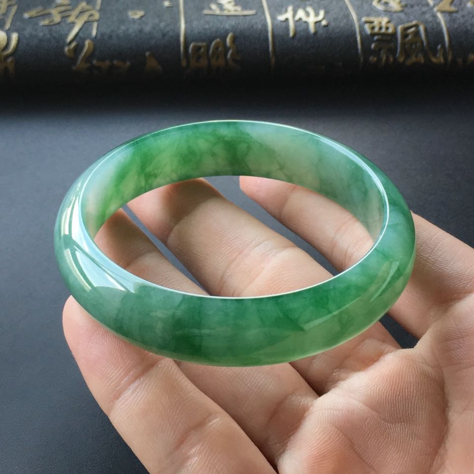 (超值推荐)糯冰种飘绿花手镯(56.6mm)