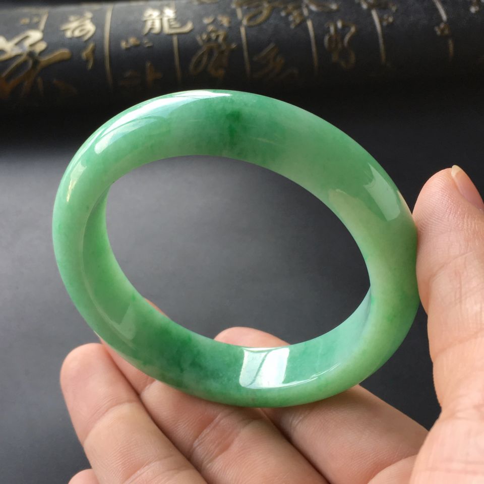 (超值推荐)糯冰种豆绿手镯(55.6mm)