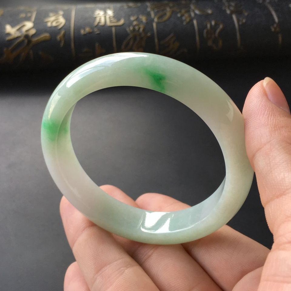 (超值推荐)糯冰种晴水略飘翠手镯(55.8mm)