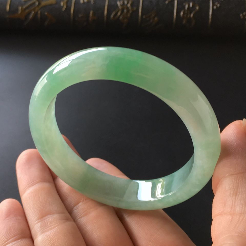 (超值推荐)糯冰种晴水略飘花手镯(57.8mm)