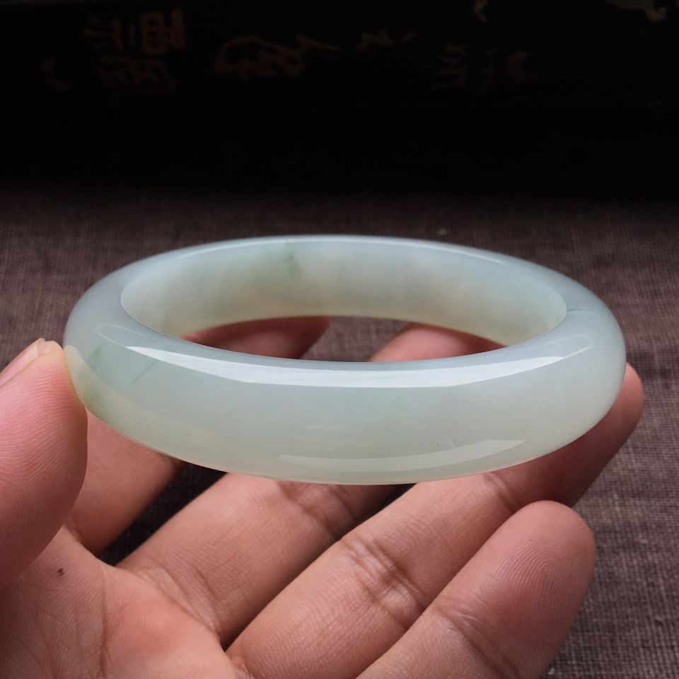 （超值推荐）糯冰种淡晴水略飘花手镯（57.8mm）